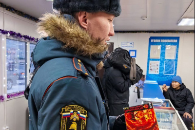 Сотрудники МЧС проводят профилактические рейды по местам реализации пиротехники / ЯСИА   