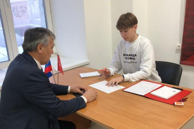 Афанасий Владимиров поставил свою подпись в поддержку президента страны / Мария Горохова   