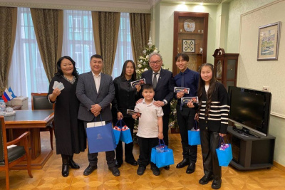 Новогоднее пожелание семьи раненого бойца исполнили сотрудники представительства Якутии в Москве / ЯСИА   