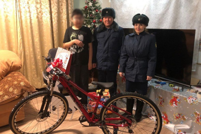 Школьнику из Якутска подарили велосипед / ЯСИА Якутск Якутск Республика Саха (Якутия)
