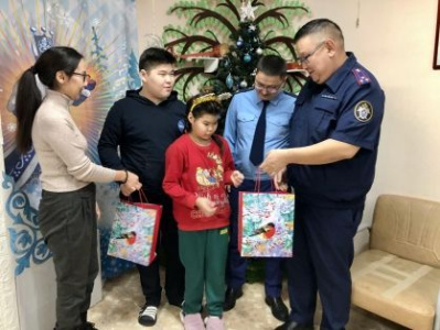 Руководитель Нюрбинского межрайонного следственного отдела поздравил воспитанников детского центра с новогодними праздниками /    