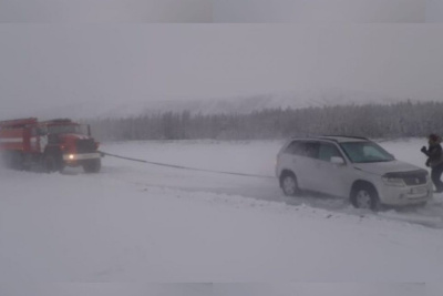 Пожарные Момского района вытащили застрявший в наледи автомобиль с детьми / ЯСИА   