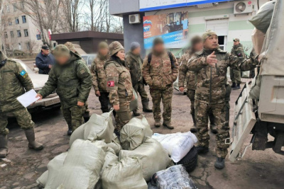 Делегация Хангаласского района доставила более двух тонн гуманитарного груза в зону СВО / ЯСИА   