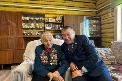 Ветерану из Эвено-Бытантайского района вручили медаль к 80-летию Победы / ЯСИА   