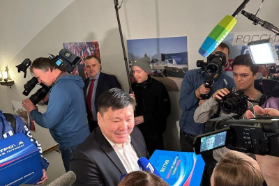 Из Якутии доставили первую партию подписей в поддержку Владимира Путина / ЯСИА   