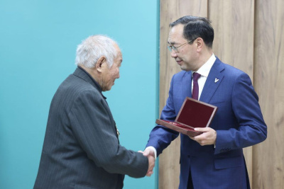 Семье Героя России Дмитрия Егорова вручили золотую звезду Героя ДНР / ЯСИА   