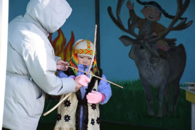 В Тополином новый дошкольный проект помогает растить будущих оленеводов    / ЯСИА   