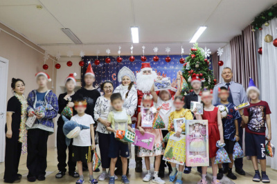 Сотрудники УФСИН подарили новогодний праздник воспитанникам центра «Берегиня» / ЯСИА   