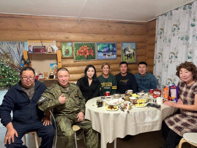 Герой России Алексей Петров навестил семьи бойцов СВО в Мегино-Кангаласском районе / ЯСИА   