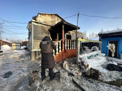 По факту гибели женщины при пожаре в городе Олекминске проводится процессуальная проверка /    