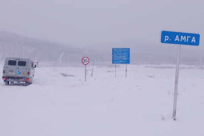 На ледовом автозимнике через реку Амга повысили грузоподъемность / ЯСИА   