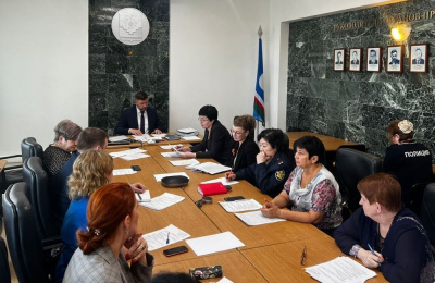 Защищая детство /    