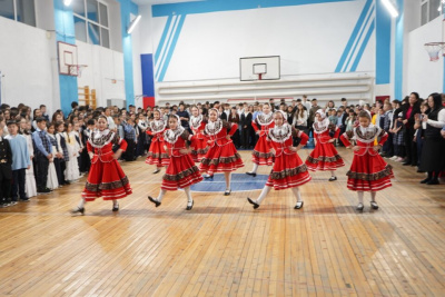 В школе Якутска Год единства народов России открылся многонациональным парадом / ЯСИА   