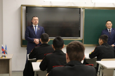 Герой России Артур Орлов посетил Якутскую кадетскую школу-интернат / Дьулустаан Сергеев   