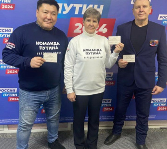 Трое якутян получили удостоверения доверенных лиц Владимира Путина / ЯСИА   