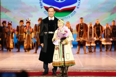 Глава Якутии Айсен Николаев наградил якутян за развитие родных языков / ЯСИА   Республика Саха (Якутия)