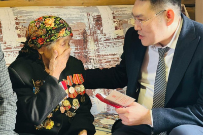 Ветеранам тыла Мегино-Кангаласского района Якутии вручили медали к 80-летию Победы / ЯСИА   