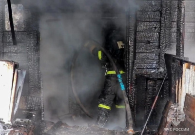 В Якутске три квартиры пострадали от пожара в деревянном доме / Дьулустаан Сергеев Якутск Якутск Республика Саха (Якутия)