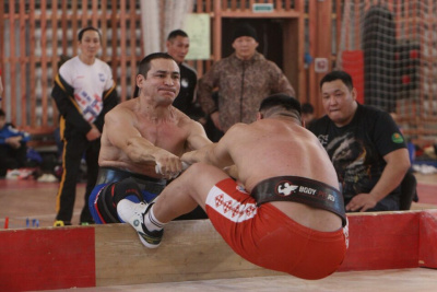 В селе Хатассы выявлены чемпионы Якутска по мас-рестлингу / Дьулустаан Сергеев   