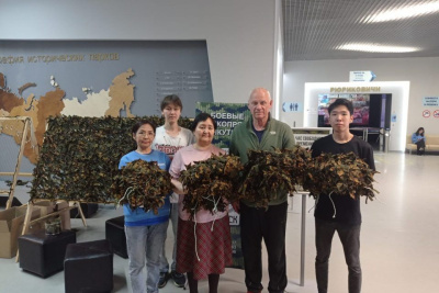 Волонтеры музея «Россия - моя история» в Якутске изготовили маскировочные сети для бойцов СВО / ЯСИА Якутск Якутск Республика Саха (Якутия)