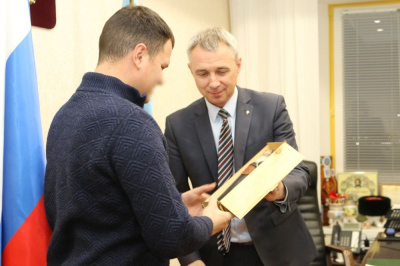 Бойцам вручили якутские ножи /    