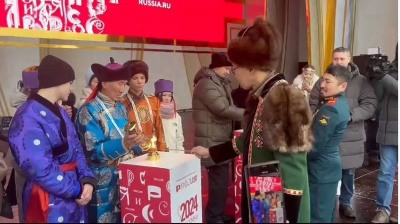 Семья из Якутии передала огонь всероссийского семейного очага регионам Дальнего Востока / ЯСИА   