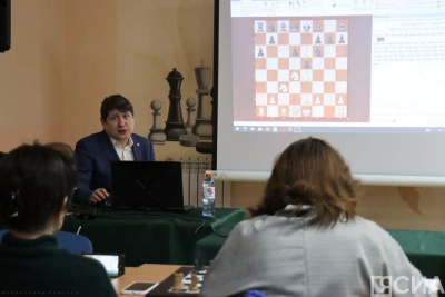 Международный гроссмейстер Дмитрий Кряквин провел мастер-класс для якутских шахматистов / Дьулустаан Сергеев   
