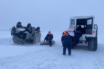 Микроавтобус УАЗ перевернулся на автозимнике «Сангар» в Кобяйском районе / ЯСИА   