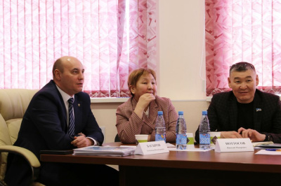 Глава района доволен результатами  работы бюджетных учреждений Чуонинского наслега /    