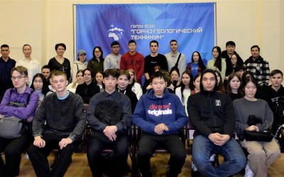 Маркшейдер Нежданинского рассказал студентам о своей работе / ЯСИА   