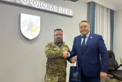 Председатель Якутской городской Думы Альберт Семенов встретился с депутатом — участником СВО / ЯСИА   