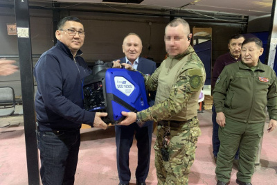 Частные охранные организации Якутии передали отряду «Боотур» инверторный бензиновый генератор / ЯСИА   