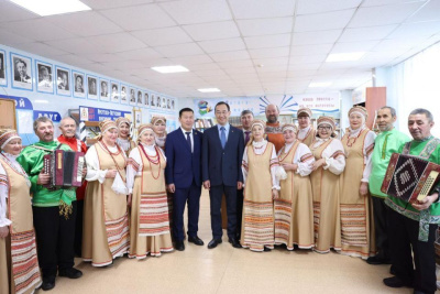 Глава Якутии посетил Едяйскую библиотеку-музей ямщицкой культуры и истории / ЯСИА   