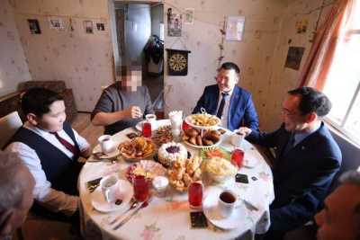 Глава Якутии встретился с участником СВО в селе Едей Хангаласского района / ЯСИА   