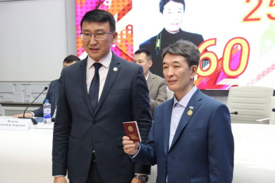 Петру Павлову присвоено звание заслуженного журналиста Якутии / Дьулустаан Сергеев   