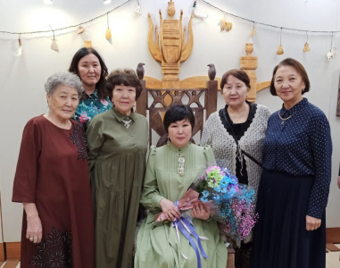 “Символы счастья”: успейте посетить выставку Марии Захаровой /    