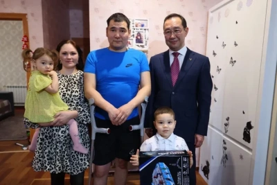 Глава Якутии навестил участника спецоперации в Кобяйском улусе / ЯСИА   