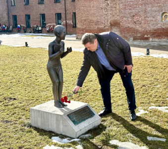 Глава СЖР Владимир Соловьёв возложил цветы к мемориалу погибшим в Беслане /    