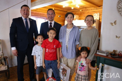 В Чурапче глава Якутии навестил семью участника спецоперации / ЯСИА Чурапча Чурапчинский Республика Саха (Якутия)