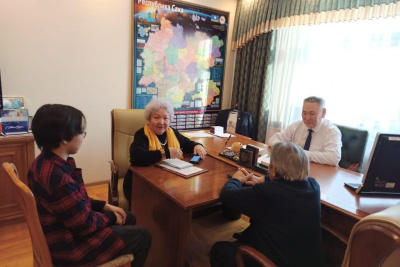 Сенатор Сахамин Афанасьев провел личный прием граждан в Якутске / Анна Лебединская Якутск Якутск Республика Саха (Якутия)