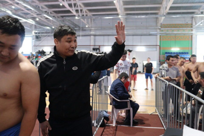 С участием сильнейших хапсагаистов стартовал турнир памяти Иннокентия Халдеева / Дьулустаан Сергеев   