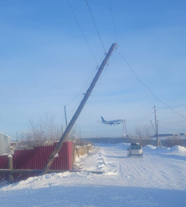 Неизвестный водитель сбил опору ЛЭП и оставил без света частный сектор в Якутске / ЯСИА Якутск Якутск Республика Саха (Якутия)