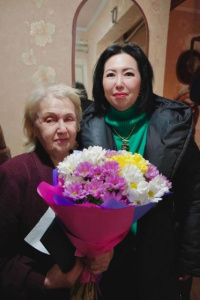 80 лет исполнилось почетному жителю Мирнинского района Людмиле Шумаковой /    