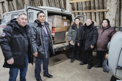 Печки, окопные свечи и медикаменты отправили бойцам-якутянам активисты управления Госстройжилнадзора / ЯСИА   