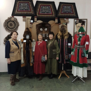 Хранительницы народных традиций /    