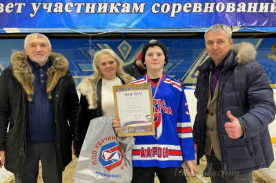 Кубок хоккейного турнира памяти Сергея Шеповалова остался в Удачном /    