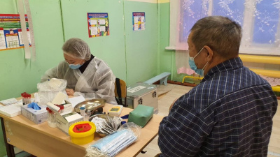 Жители Момского района поблагодарили за организацию выездов мобильных докторов / ЯСИА   