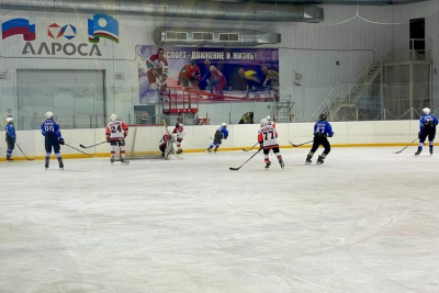 Хоккеисты Мирнинского района открыли Год детства турниром / ЯСИА   