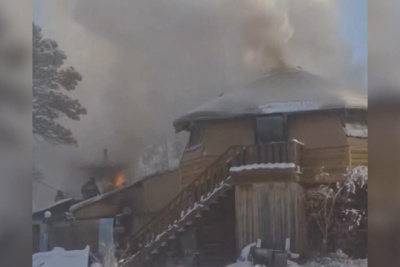 В этнокомплексе «Усадьба Атласовых» Якутска вспыхнул пожар / Саина Титова   