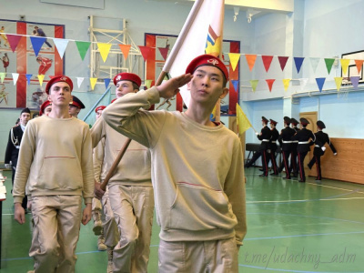 Строевым смотром открыли районную спартакиаду школьники Удачного и Айхала /    